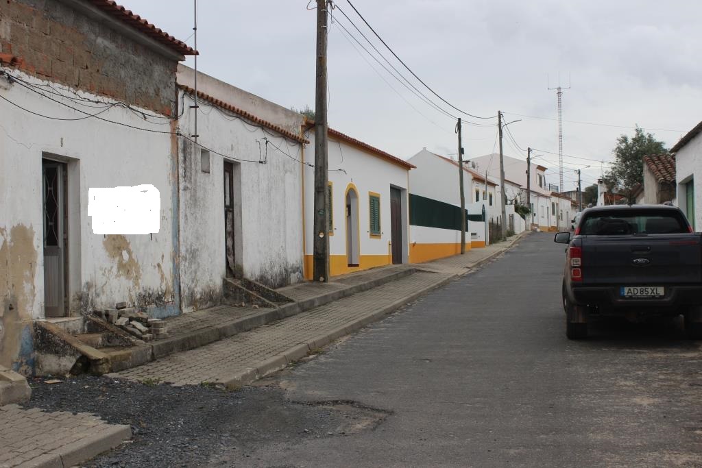 A 2 bedroom Cottage ideal to restore, has already a licence to restore.  Near Ferreira do Alentejo, in the Alentejo.