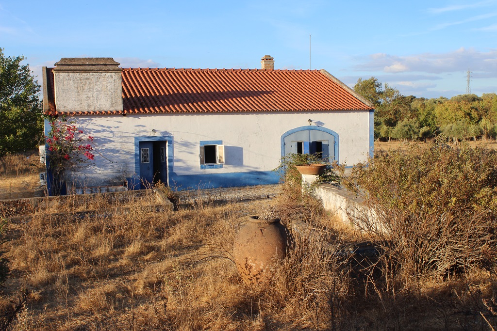 A traditional cottage, 4-bedrooms, with nice flat land, and country views in the Alentejo