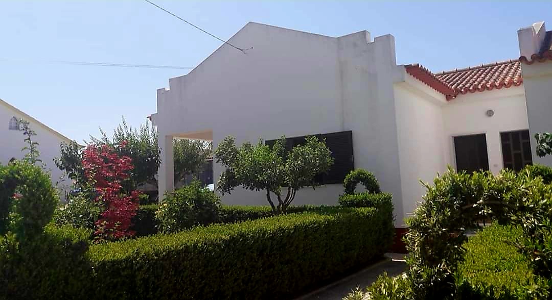 Discover the perfect home in this well-maintained villa, just 15 minutes from Elvas. With 4 spacious bedrooms and an additional building plot, this property provides all the space you need.Very suitable for bed and Breakfast