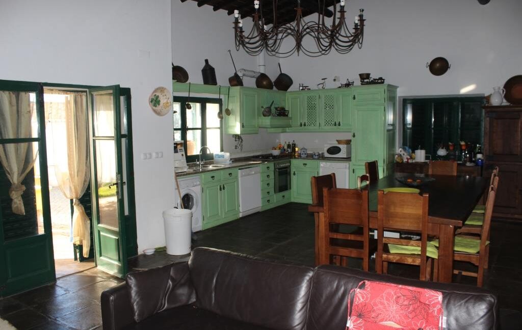 V1821 02 kitchen
