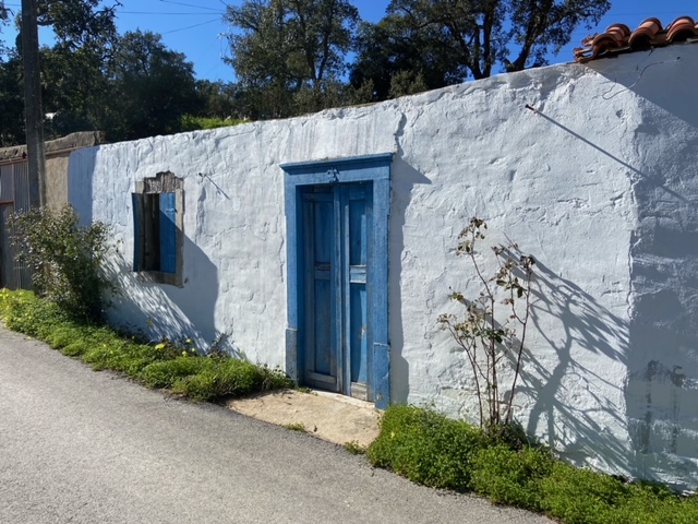 Een traditioneel Portugees huisje voor renovatie voor natuur liefhebbers, met veel mogelijkheden
